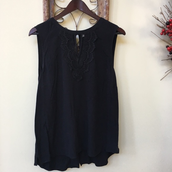 pale sky quin keyhole crochet top